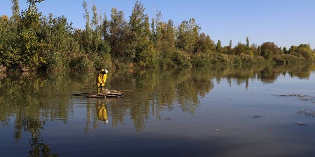 Araç lastiklerinden sal yaptı, kendini sulara saldı! ‘Kelek’ ile geçen 55 yıl: Dicle Nehri'nde tek tek avlıyor 2